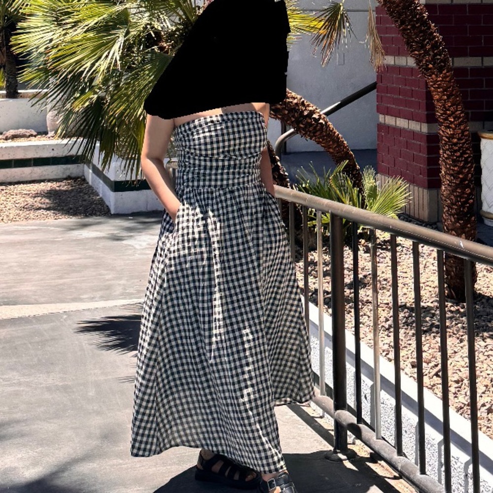 Sleevless gingham dress.